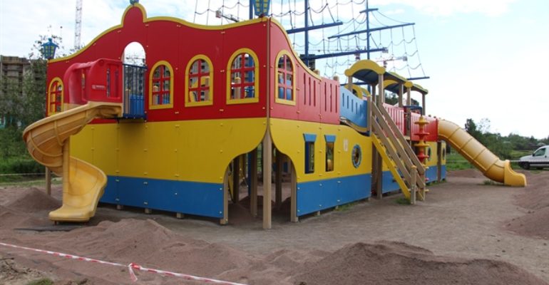 Детскую площадку в парке «Оккервиль» приводят в порядок   