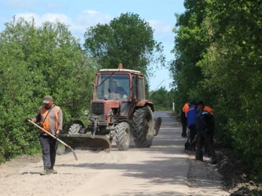 Местные жители отремонтировали дорогу в Янино-1
