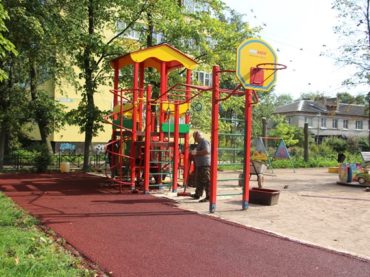 На детских площадках в Янино-1 меняют покрытия   