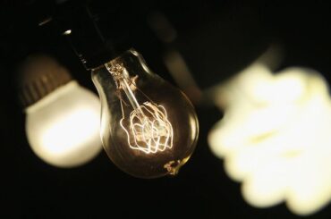 В понедельник свет частично отключат в 12 районах Ленобласти