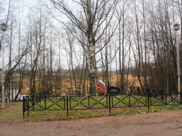 Завершилось благоустройство территории возле мемориала в Новосергиевке
