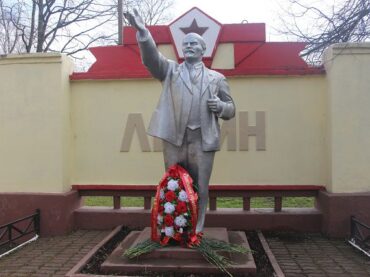 В Янино-1 возложили цветы к памятнику Владимиру Ленину
