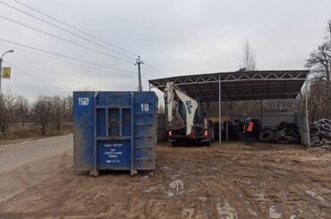 С контейнерной площадки на Центральной в Суоранде вывезли шины