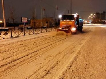На борьбу со снегом выпущено 20 машин
