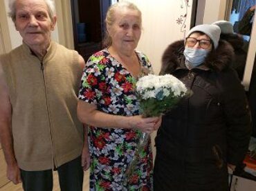 Жительницу Янино-1 Неллю Шушлину поздравили с 80-летием