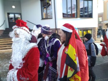 Волшебники из Заневского поселения присоединились к традиционному параду Дедов Морозов!
