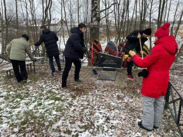 Члены молодежного совета при администрации Заневского поселения провели уборку на мемориале