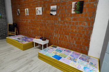 В Кудрово открылась выставка художника Валентины Беляевой 